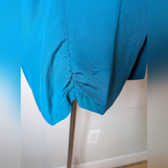 EUC- 100% silk  BEAUTIFUL Teal blouse - Picture 4 of 9